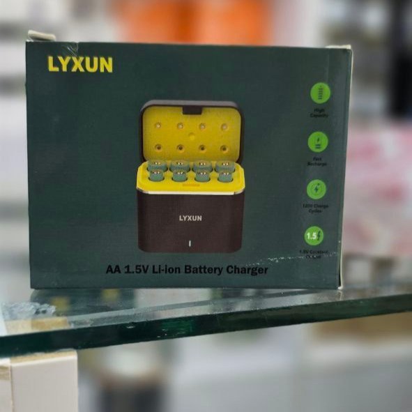 کیس شارژ هوشمند باتری برند LYXUN مدل CH08 به همراه ۸ عدد باتری قابل شارژ (AA و AAA)